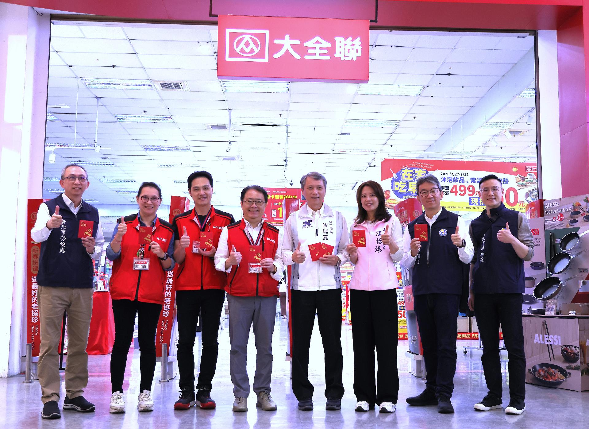 新北市勞工局長陳瑞嘉今(2)率領勞檢處同仁，代表侯市長發送「馬祥厚運」福袋給上班員工。4