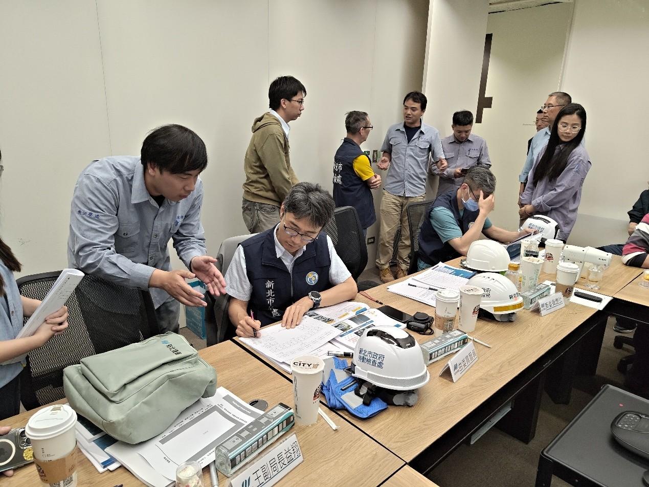 評鑑委員依據參選事業單位進行書面評核_1