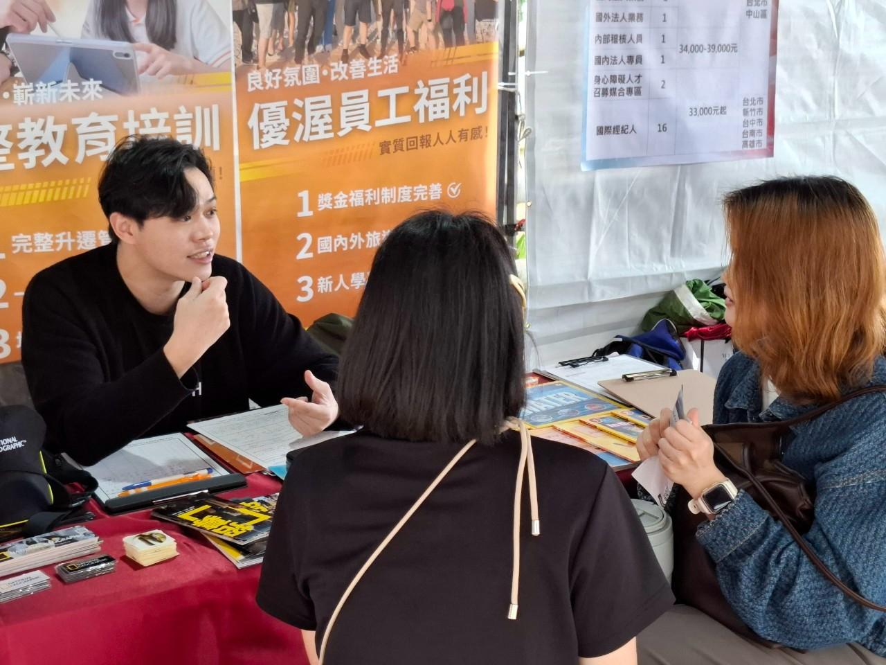 廠商向同學解釋工作內容