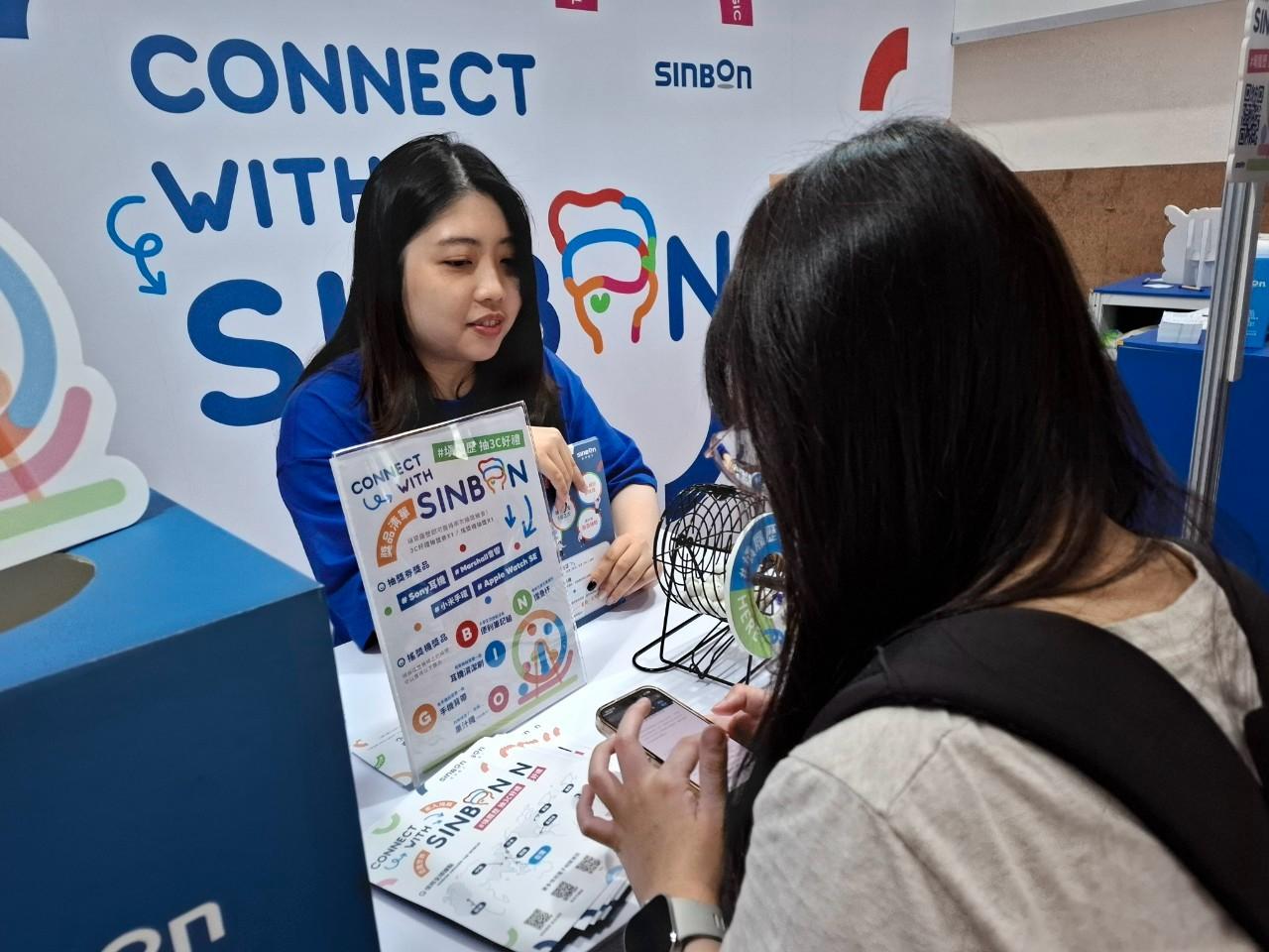 學生向廠商詢問職缺