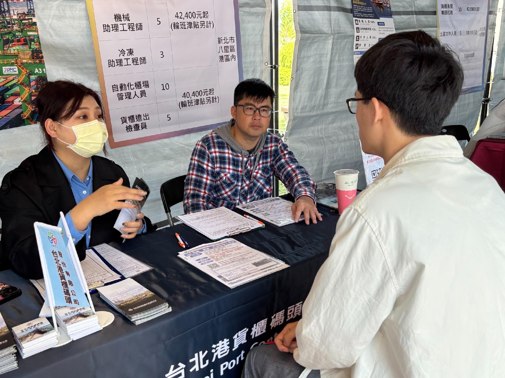 同學向廠商詢問工作內容