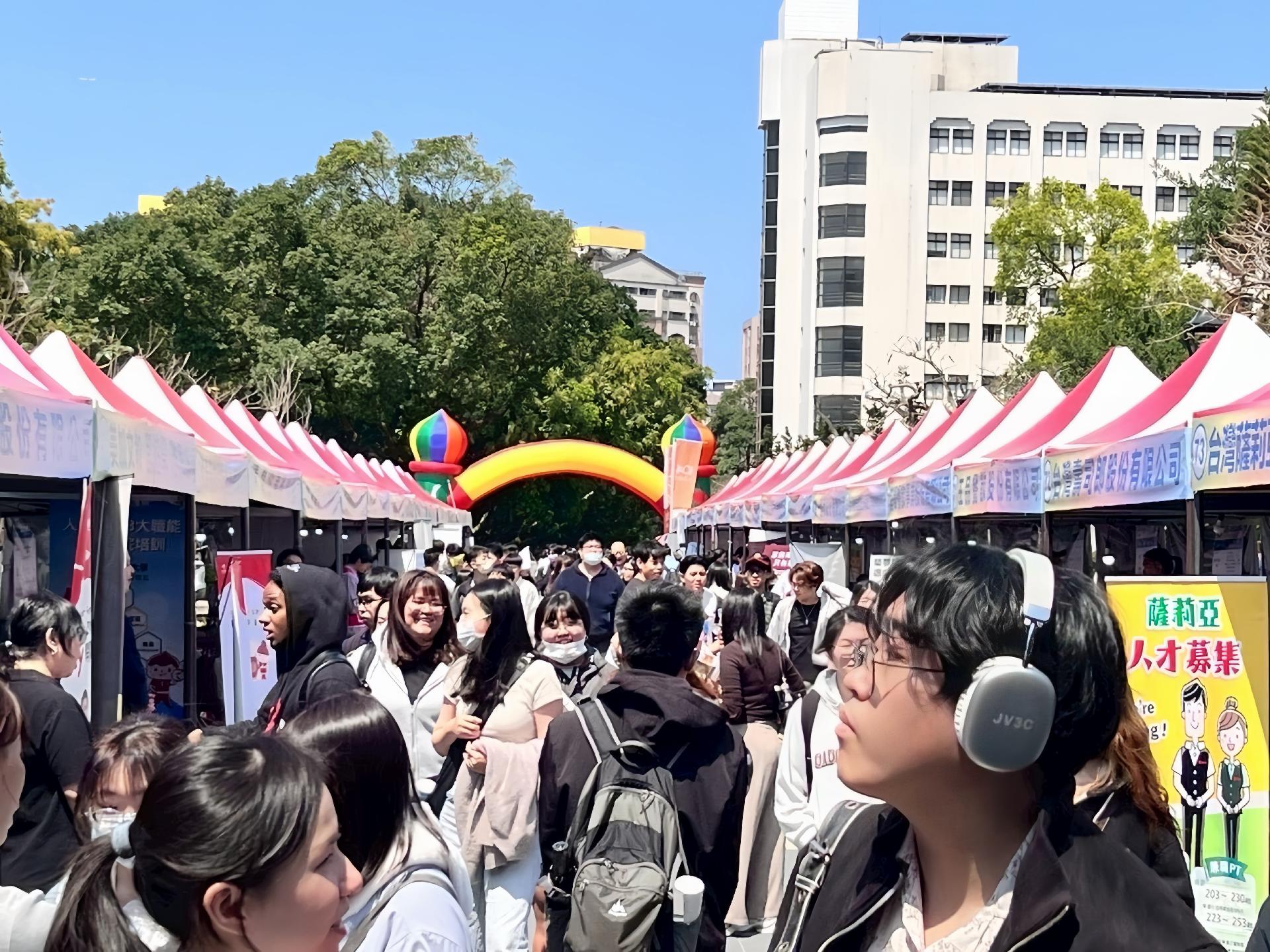 學生積極參與就博會