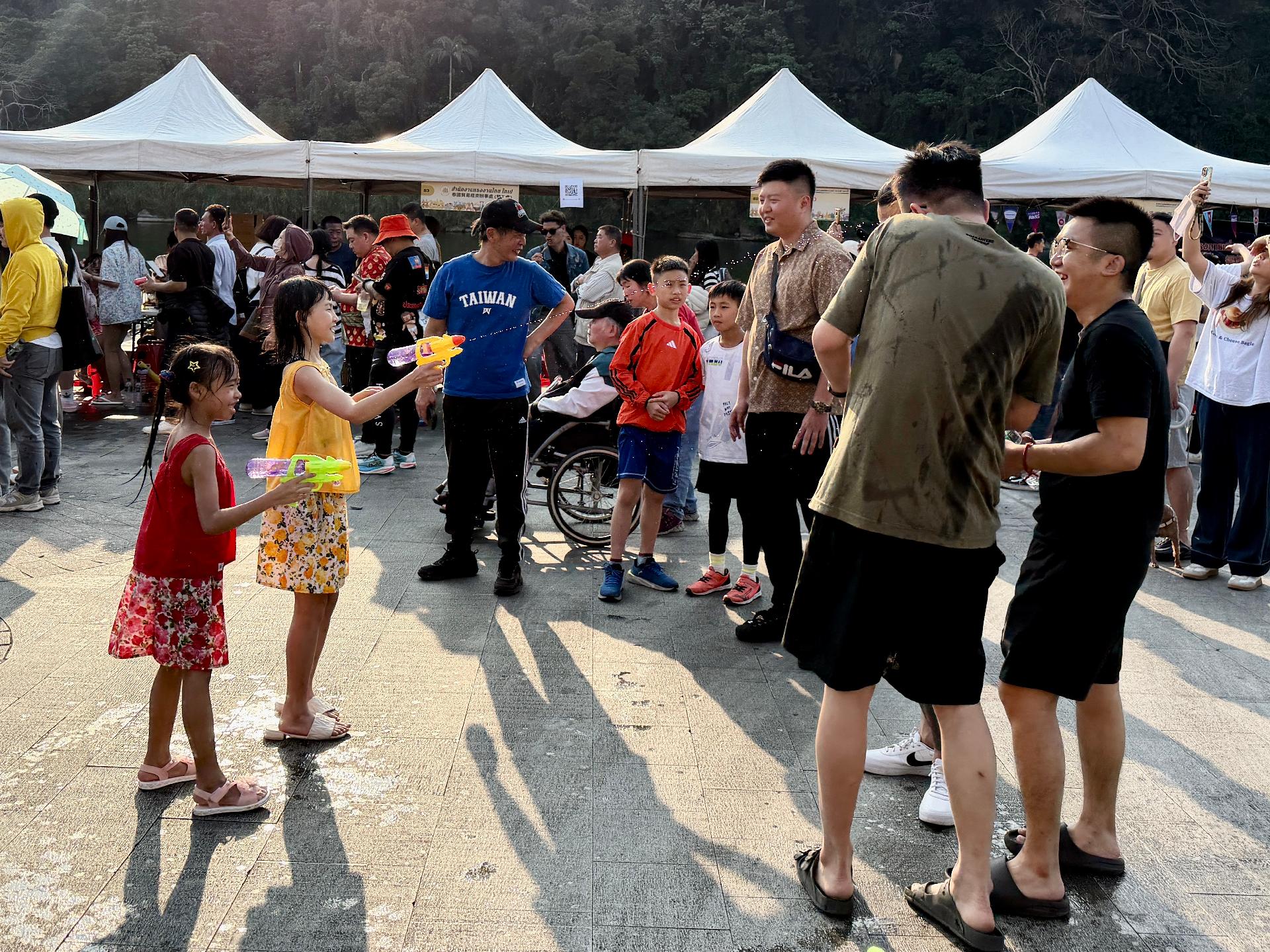 參與民眾自備水槍玩水