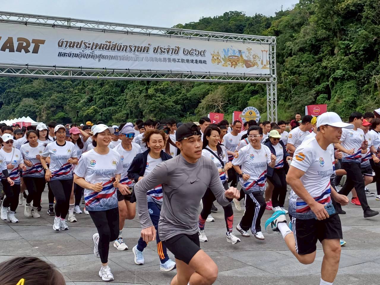 活動一早由3公里健康路跑拉開序幕，在碧潭河畔一同迎接潑水節的歡樂氛圍