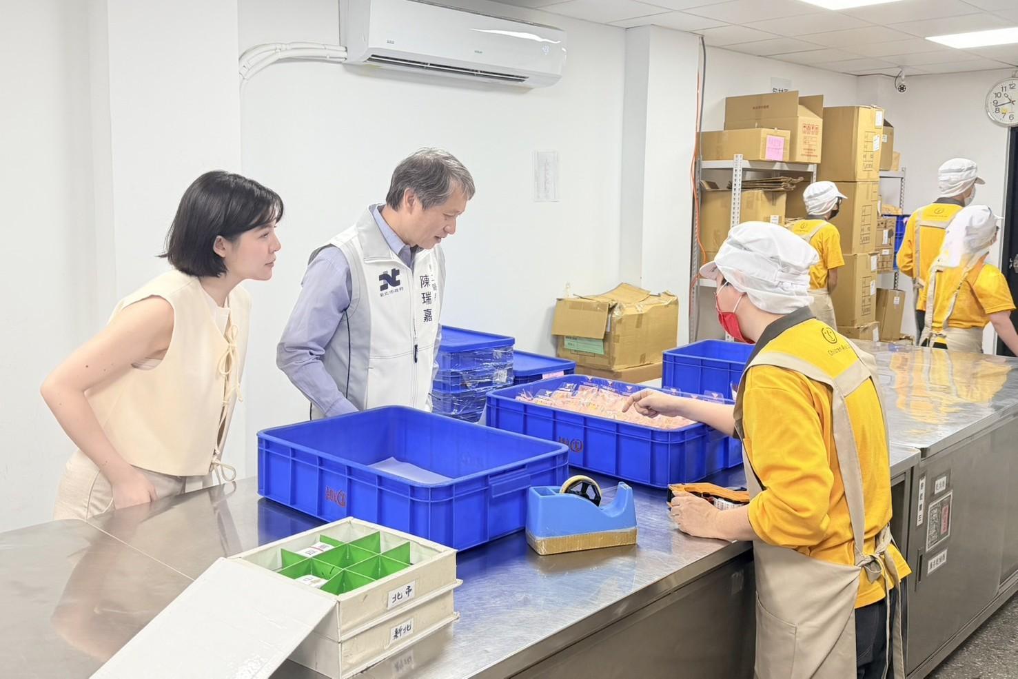 眾人逐層參觀工場看到庇護員工正在熟練地貼標籤，以及為超級熱銷的幾米聯名「完美小孩」餅乾裝盒裝箱，深深令人感受到喜憨兒一路走來的不容易