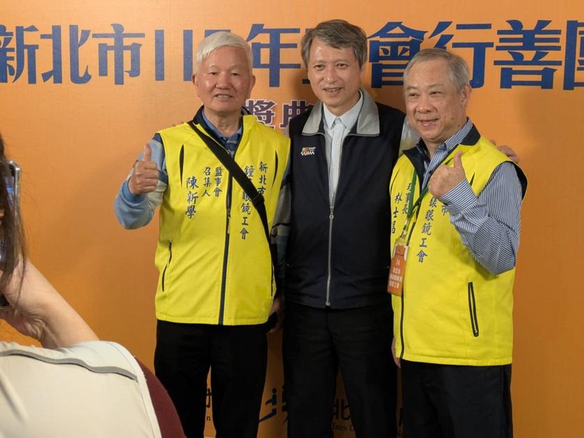 勞工局長與獲表揚鐘錶眼鏡工會合影