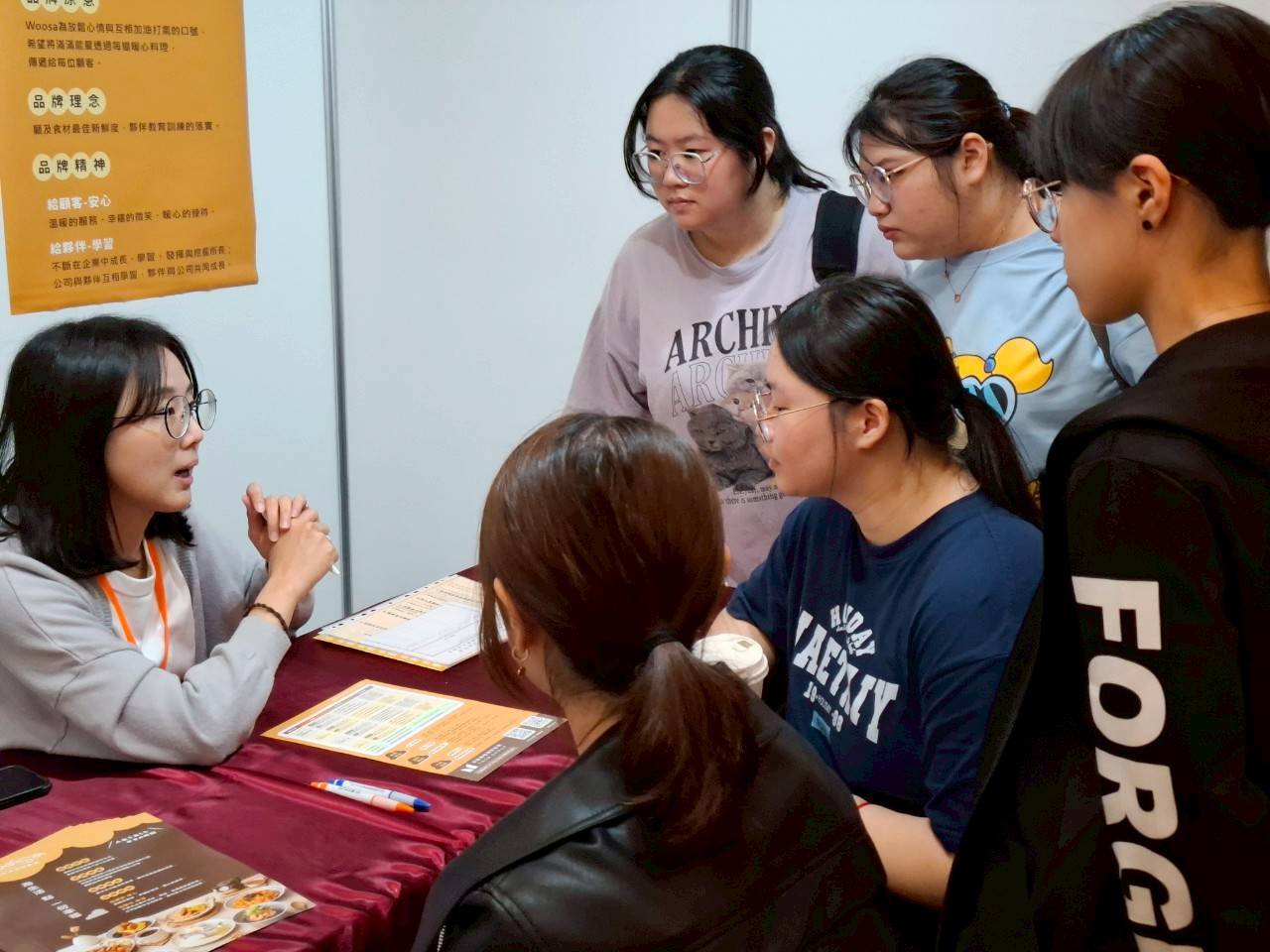 校園就業博覽會-廠商與學生說明職缺內容_0