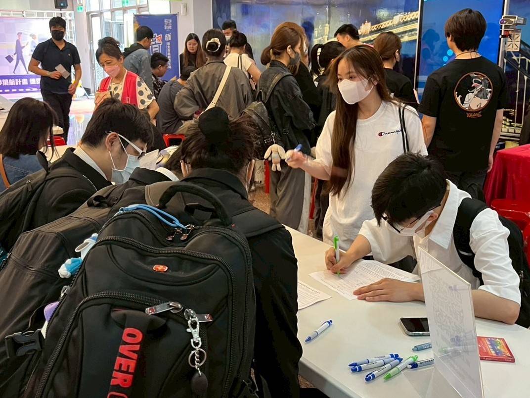 校園就業博覽會-學生於資料填寫區填寫履歷_0