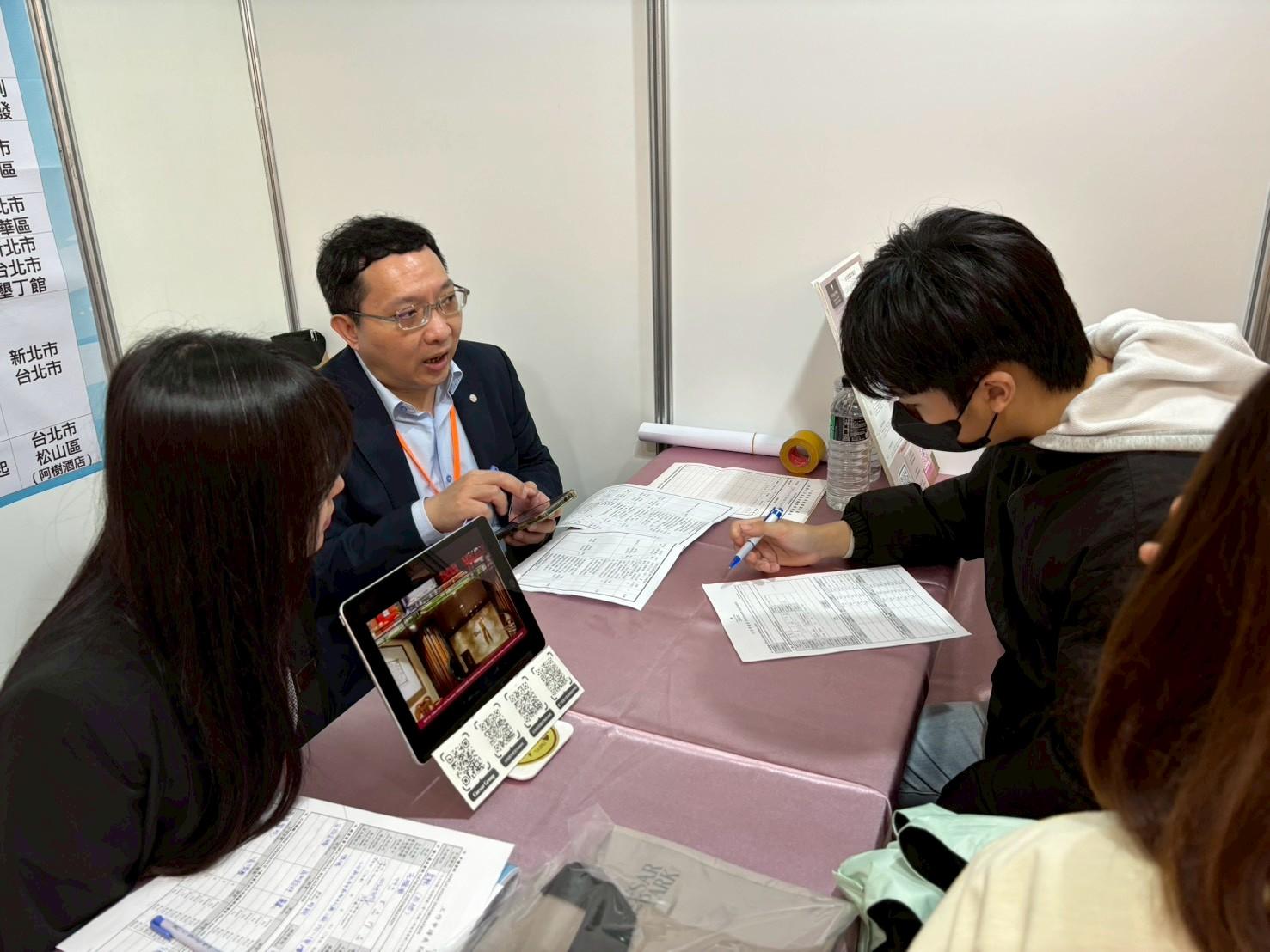 同學向廠商詢問工作內容