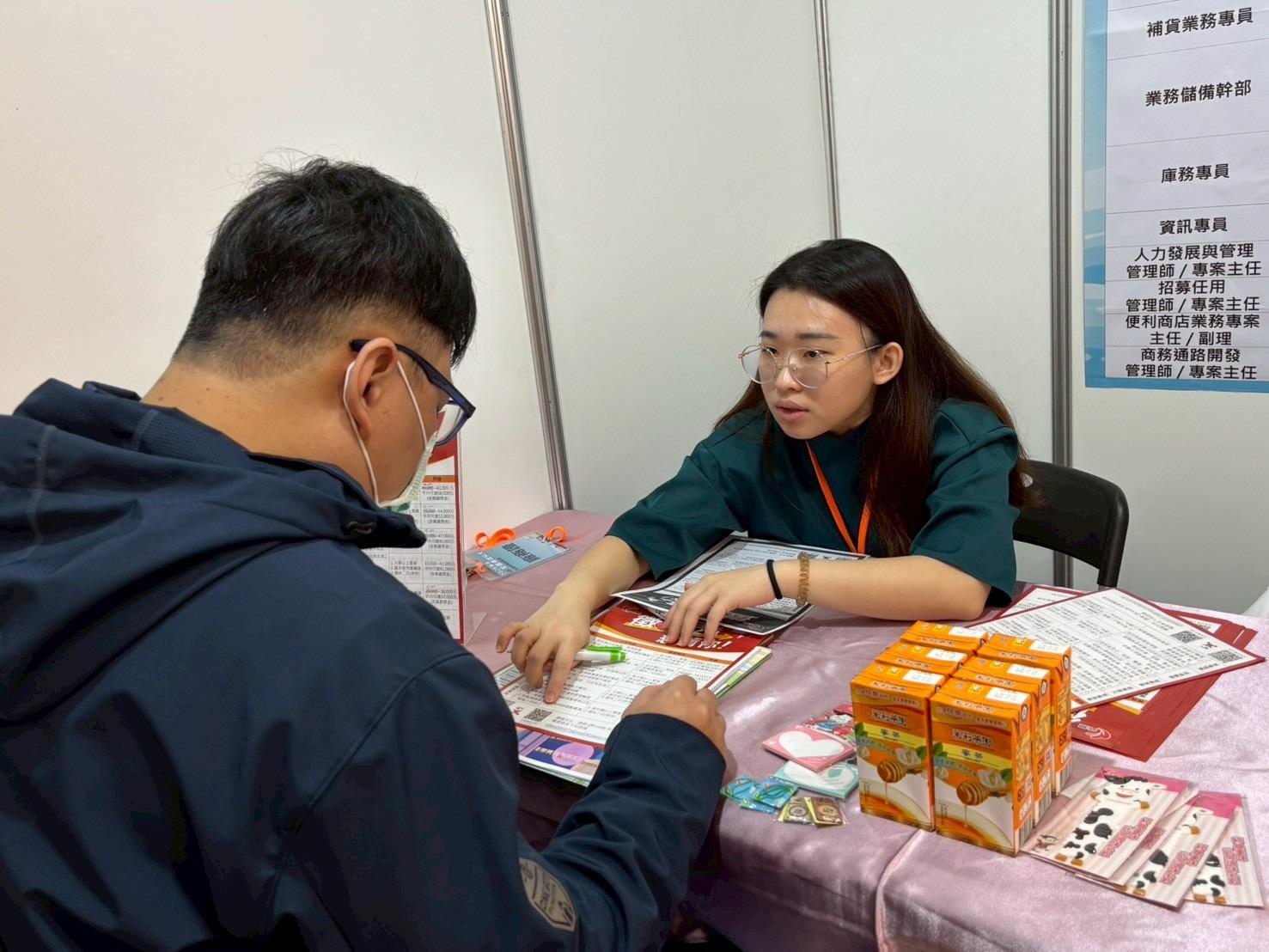 學生至攤位與廠商面試