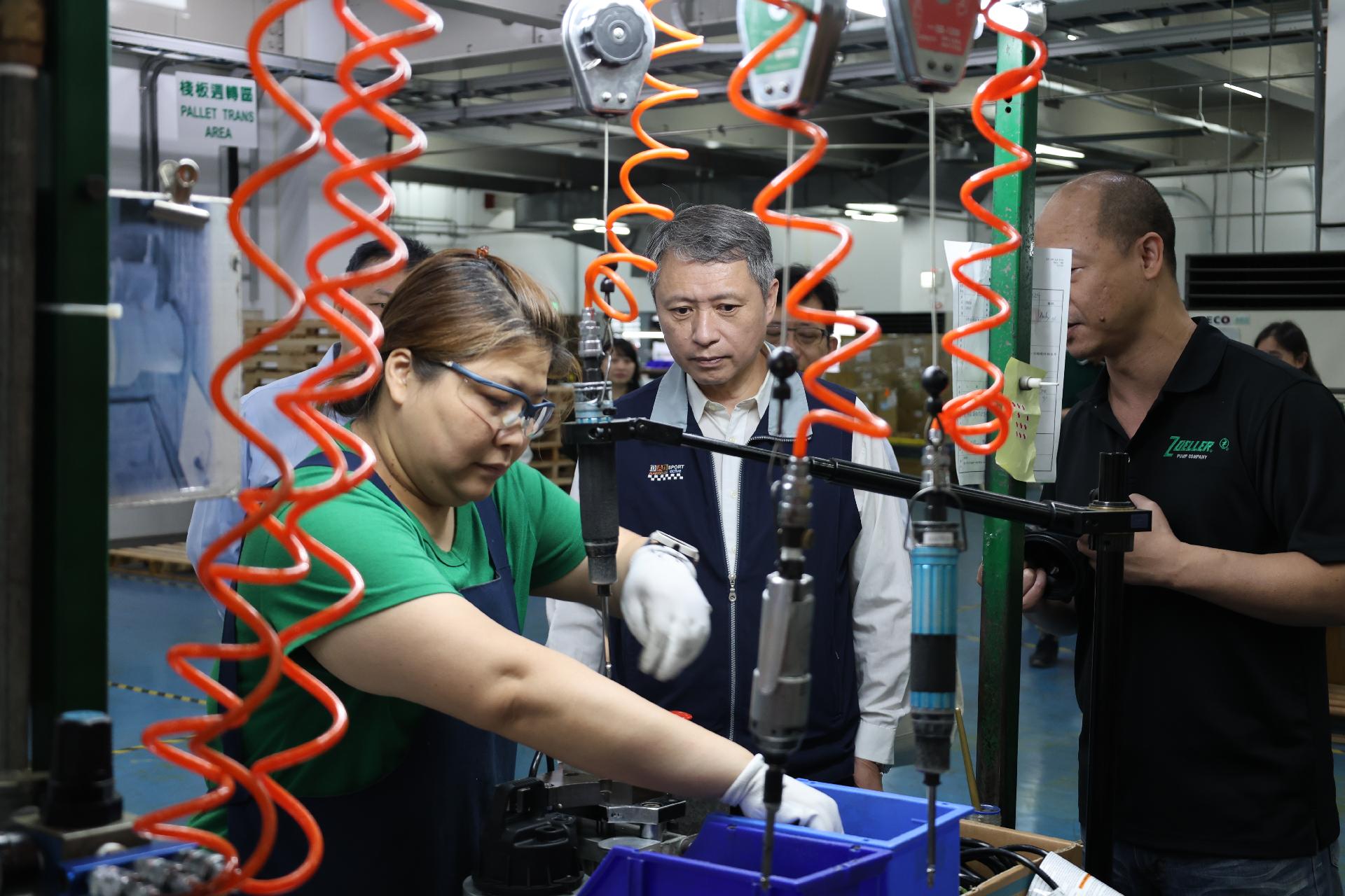 圖說1：勞工局長陳瑞嘉體驗手握氣壓式螺絲起子，動作俐落地輕鬆完成組裝。