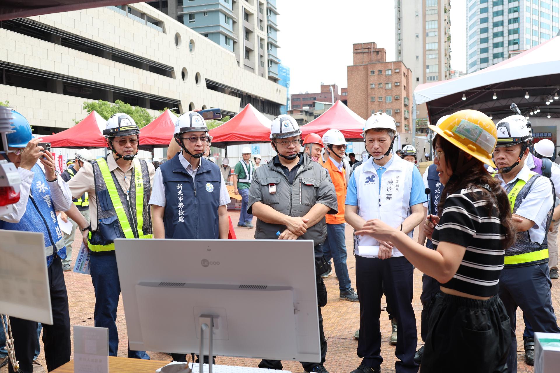 現場設置各式降溫設備廠商攤位，陳瑞嘉、林立青與企業代表逐攤瞭解最新的發展趨勢。