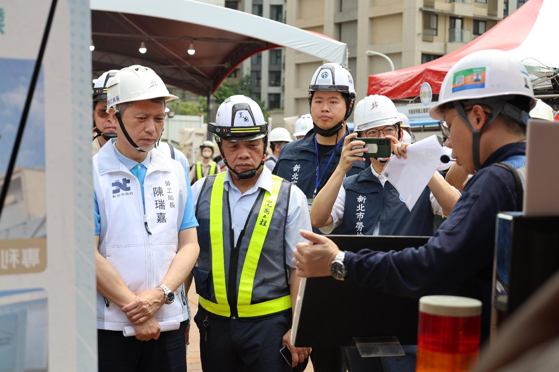 現場設置各式降溫設備廠商攤位，陳瑞嘉、林立青與企業代表逐攤瞭解最新的發展趨勢。