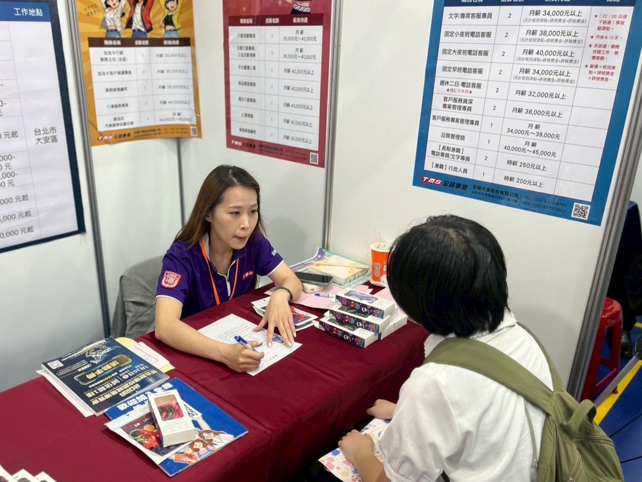 廠商與學生面試