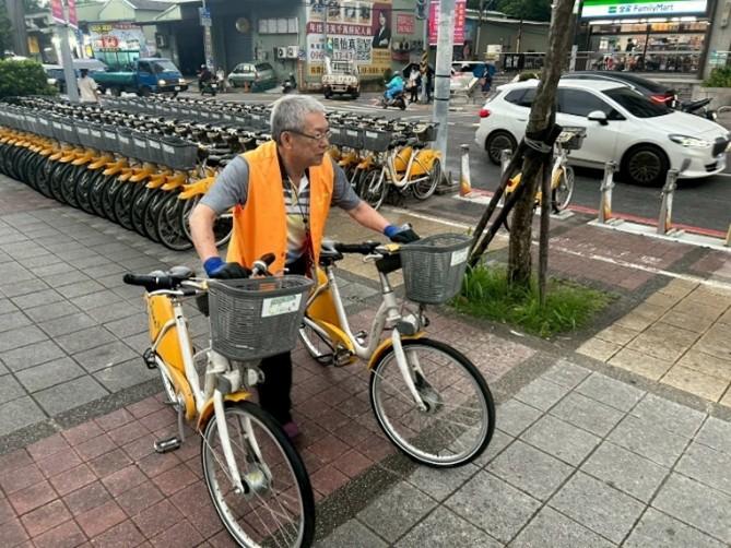▲張大哥將調度來的腳踏車歸位