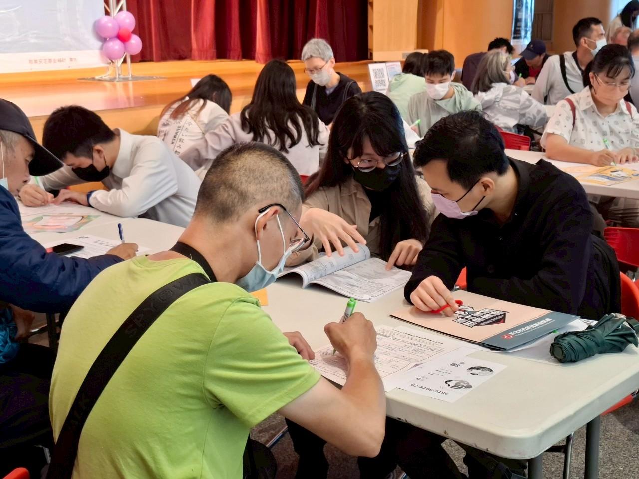 民眾填寫履歷與了解職缺