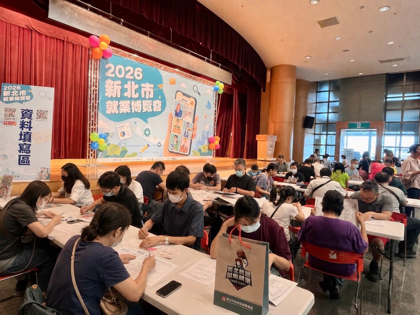 現場求職民眾填寫履歷及了解職缺