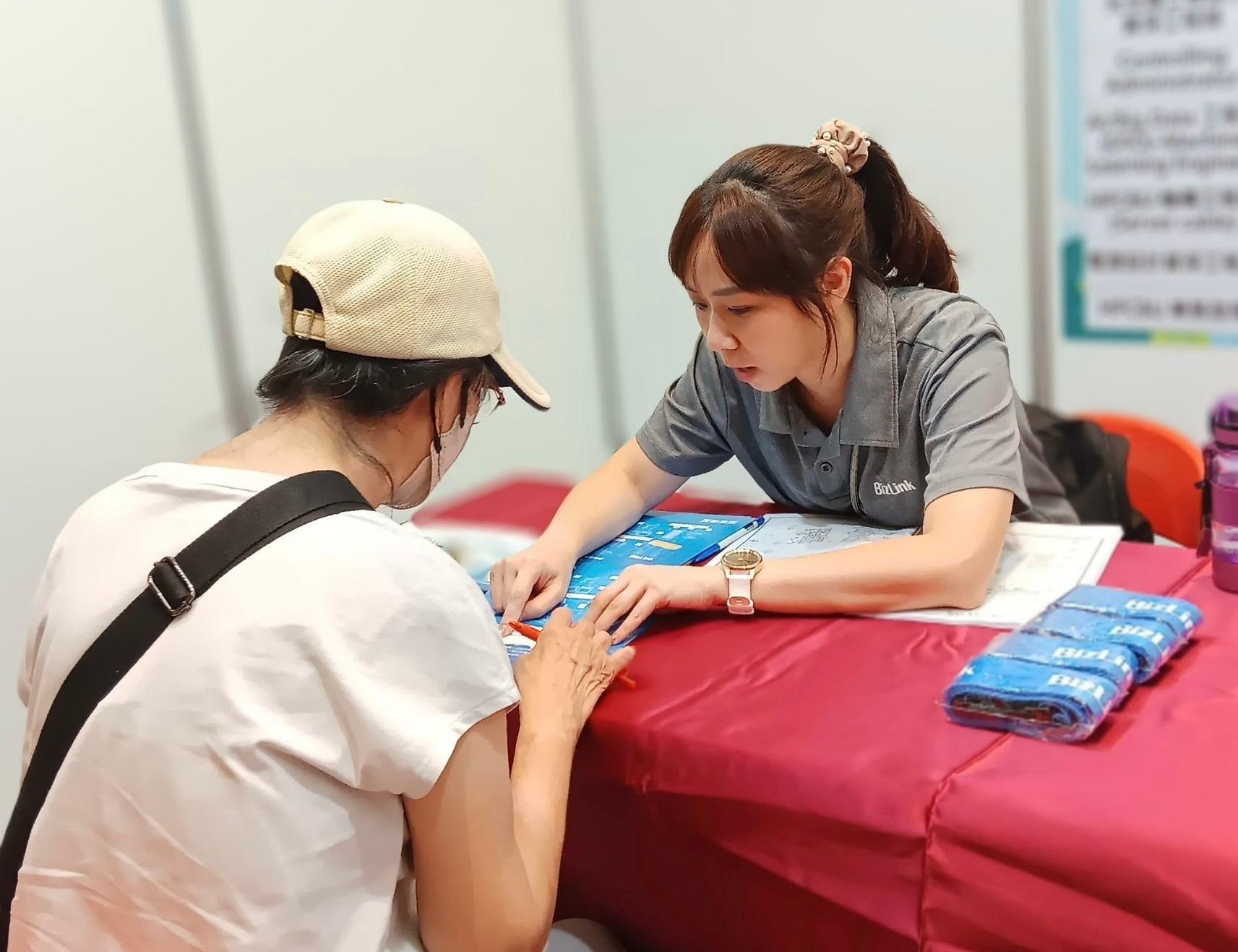 廠商向民眾說明職缺內容