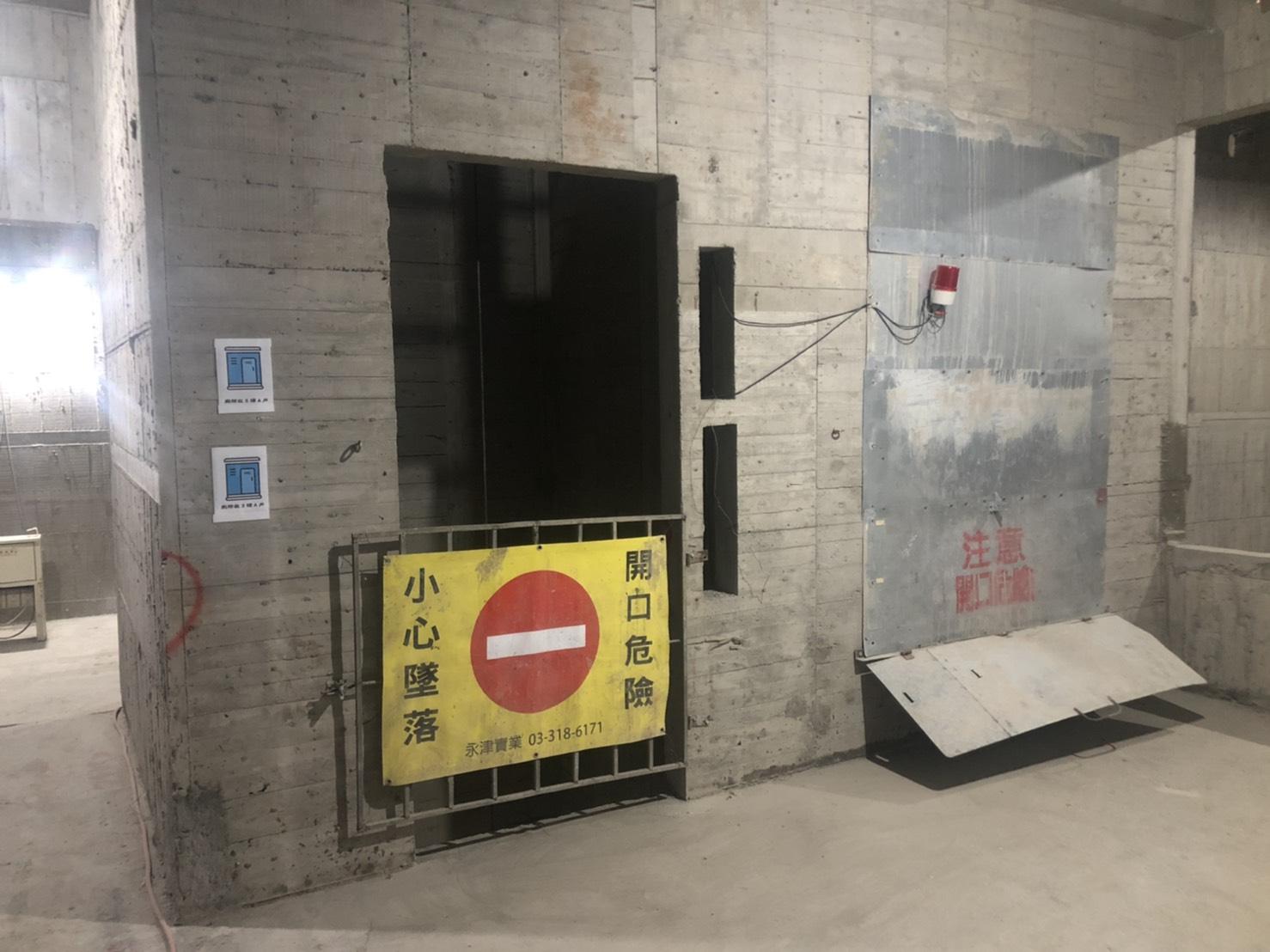 營造業應注意人員的墜落防護，對於有墜落危險的場所應設置護欄或安全網，圖為電梯井警告標示