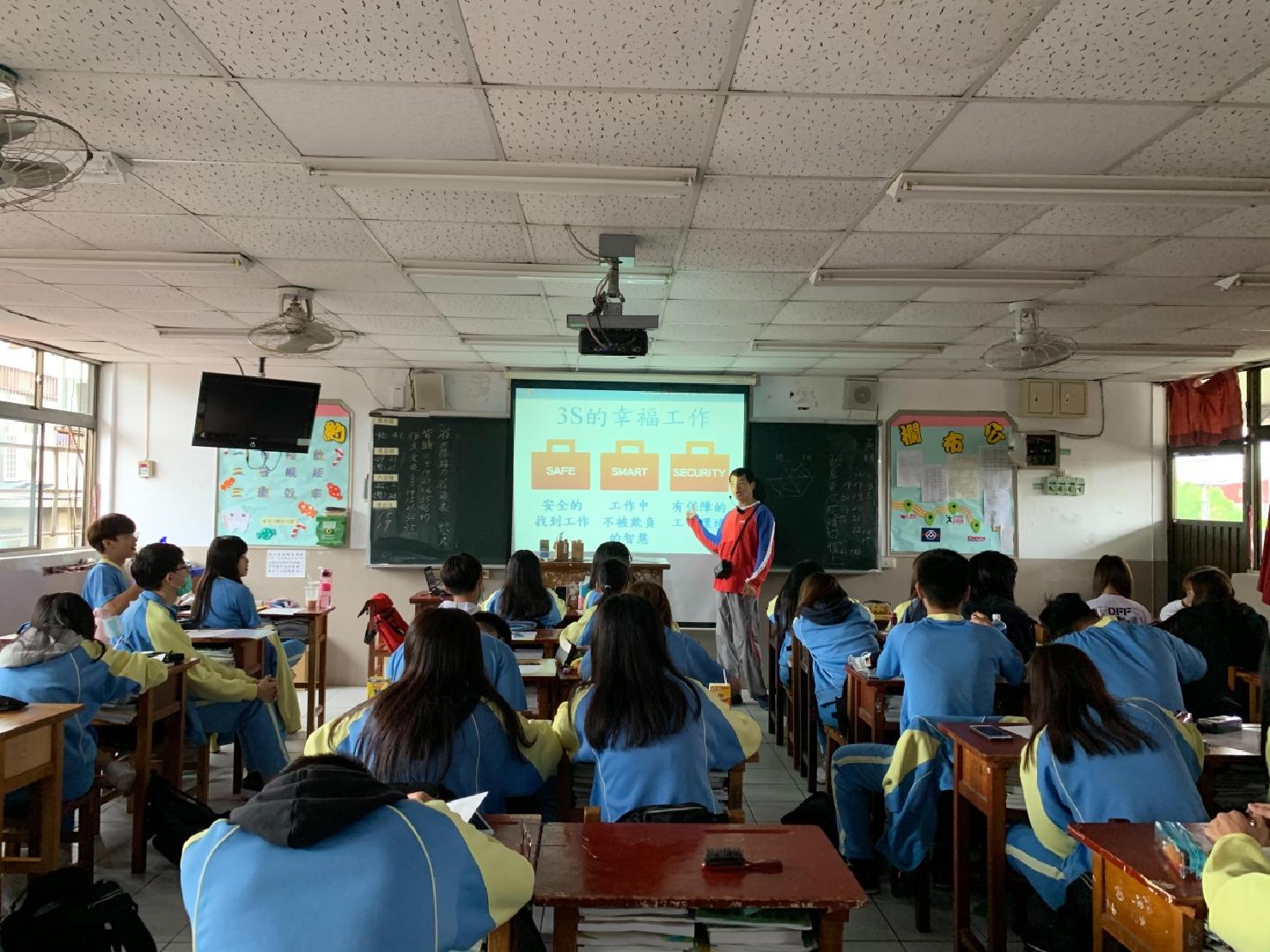 新北勞權教育已漸進耕耘9年，圖為淡江高中勞權課程講授圖片