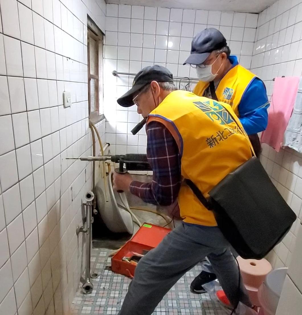 新北電器裝修業工會理事長林惠達_左_協助蕭伯伯裝設浴室扶手 