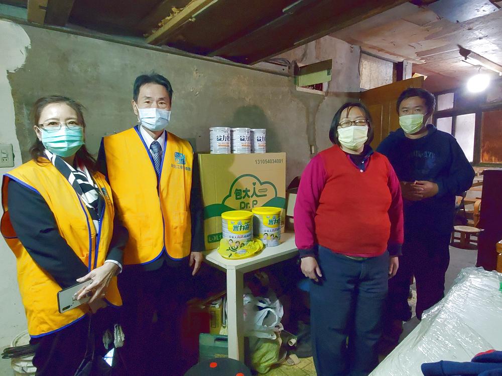 新北果菜包裝運送工會理事長代表捐贈物資給中風的江爸爸，左2為理事長彭武雲