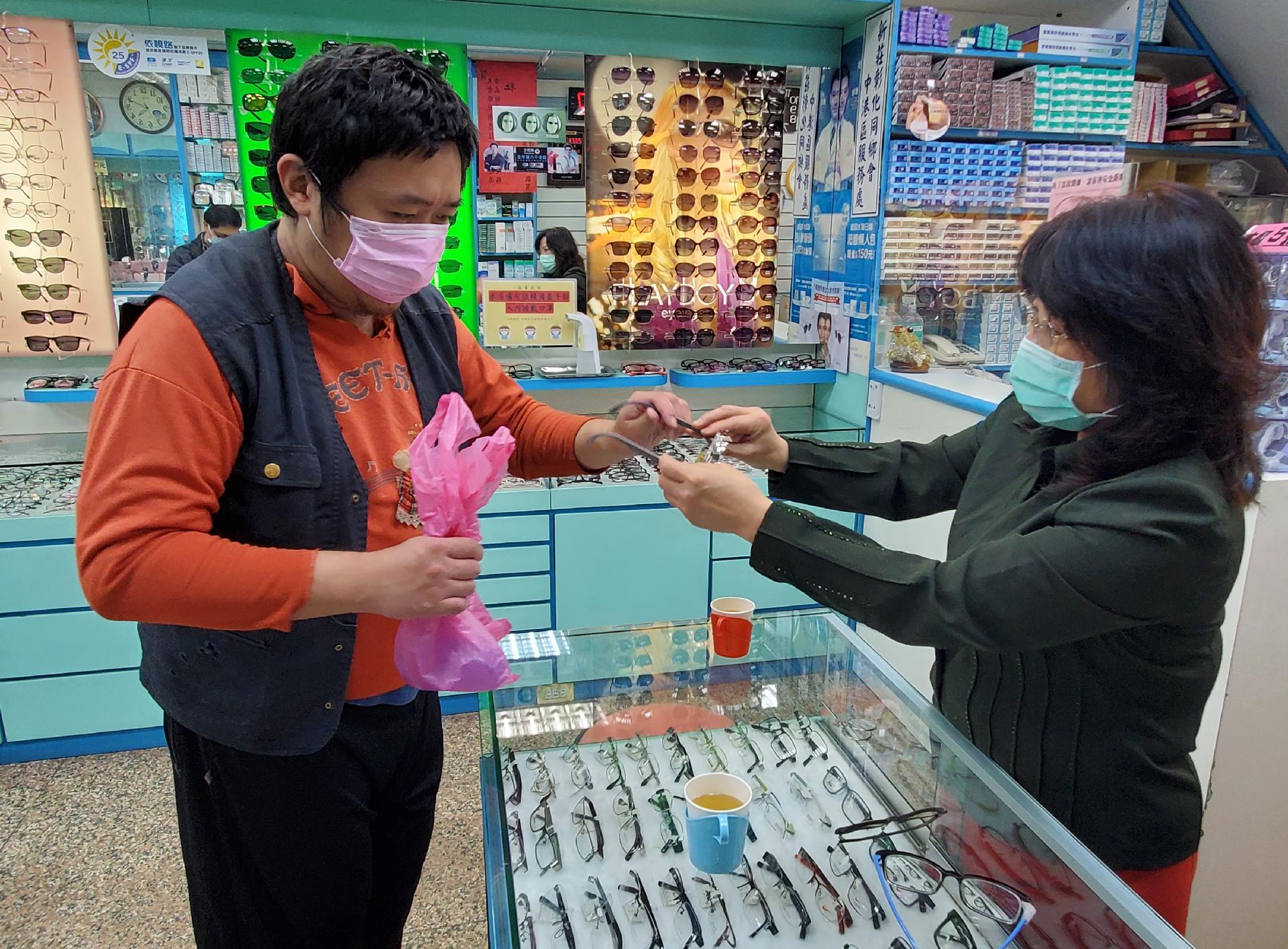 新北鐘錶眼鏡工會協助江家弟弟免費配鏡 