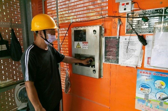 阿順操作的2,500公斤大型的施工電梯