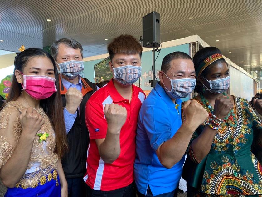 越南籍模範移工阿平(左3)與市長參與新住民十年政策願景記者會。