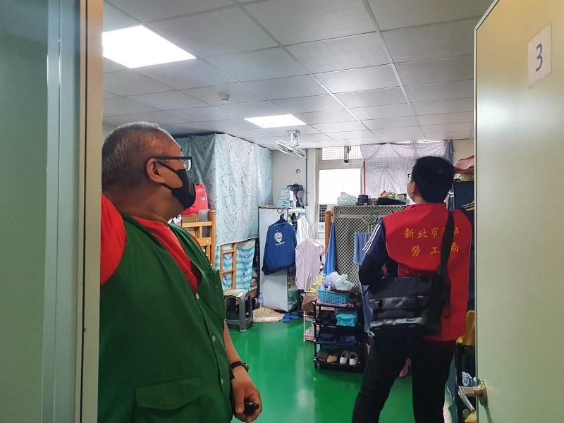 勞工局與管理員進行移工宿舍檢查。