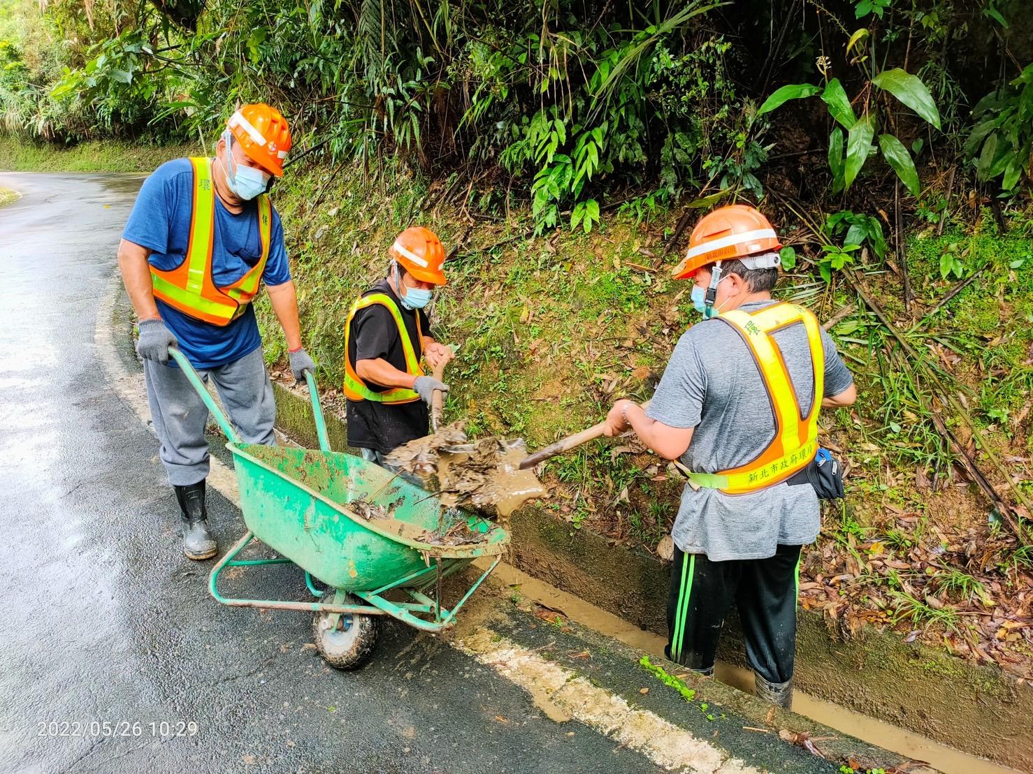 安心上工人員協助溝渠清疏，避免水溝淤積堵塞
