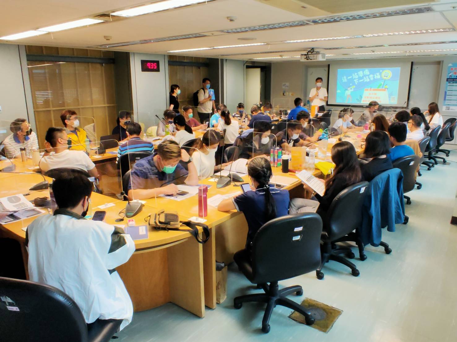 勞工局推動高中職勞動權益課程10年，已累積培訓1670人次師資，超過30萬名學生受惠。