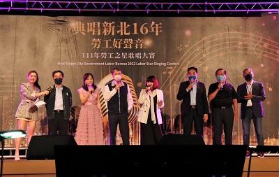 1110925勞工局長陳瑞嘉與嘉賓合唱「朋友」後，比賽熱鬧開場-1