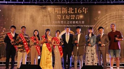 1110925勞工局長陳瑞嘉_右5_與活力之星組決賽獲獎者合影-1