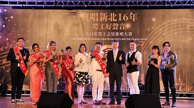 1110925勞工局長陳瑞嘉_右4_與移工之星組前10名合影-1