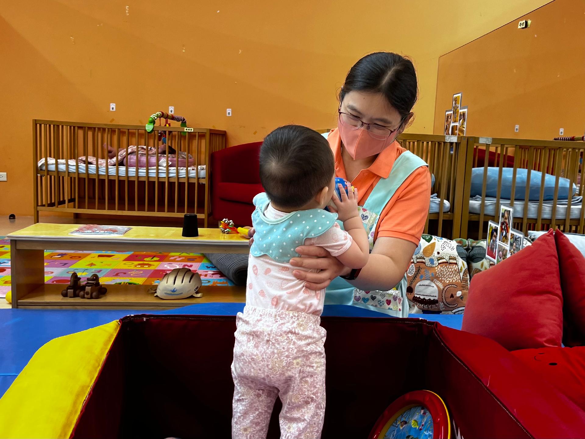 潘菁萍遵循著「把姿態放低，以孩子的高度和他平行，才能真正了解孩子的心」