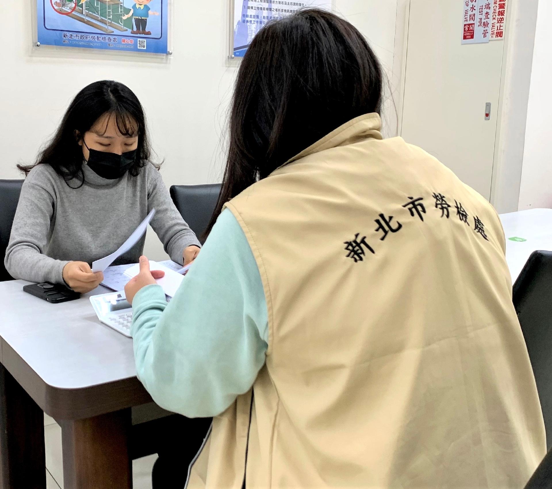 新北勞工局表示針對累犯事業單位及上市、櫃公司皆將加重罰鍰處分，呼籲雇主應遵守法令規定。
