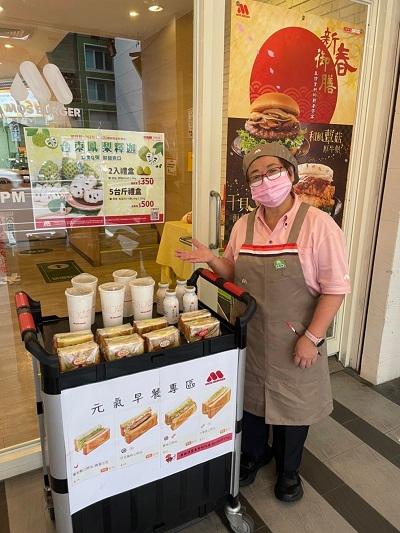 1120227-2方姐於向來往顧客熱情介紹美味餐點