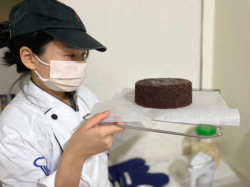 喜歡甜點的29歲小奕，參加新北「斜槓青年職能培力計畫」課程，訂單量持續穩定成長。