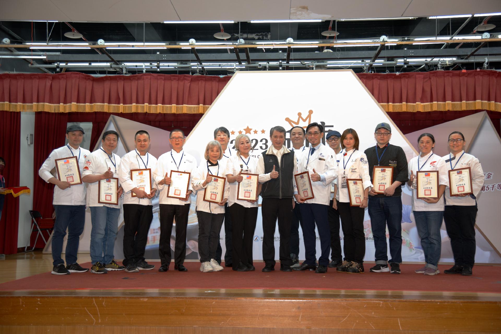 勞工局長頒發聘書予烘焙評審團