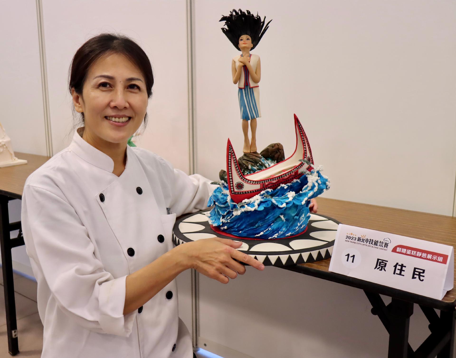 選手張惠琴靜態翻糖冠軍作品，達悟族女子的頭髮是以鐵絲展開再舖上翻糖，飛魚翅膀用越南米紙做出透明感。