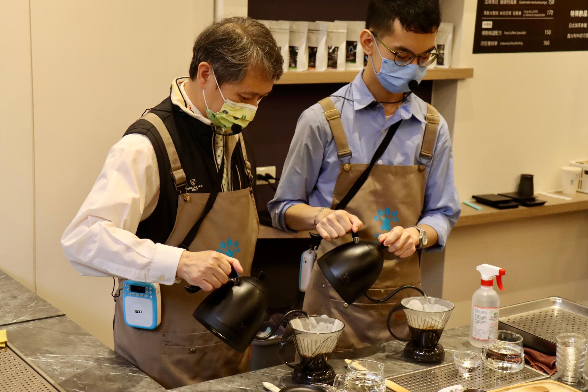 勞工局長陳瑞嘉與庇護夥伴得晉一同沖泡手沖咖啡。
