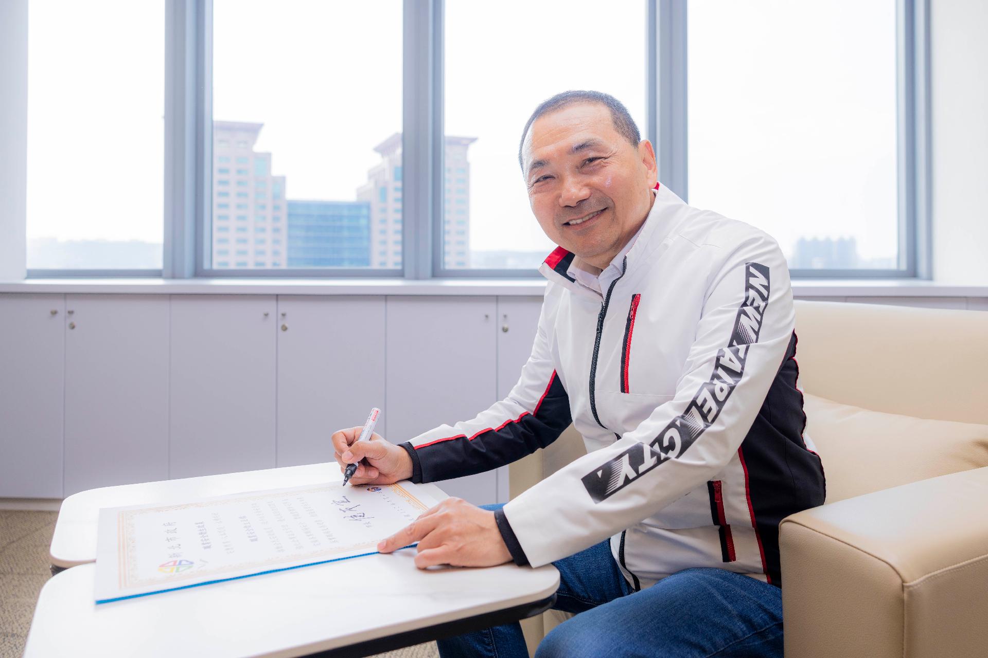 新北市長侯友宜簽署職安衛政策宣言 _3