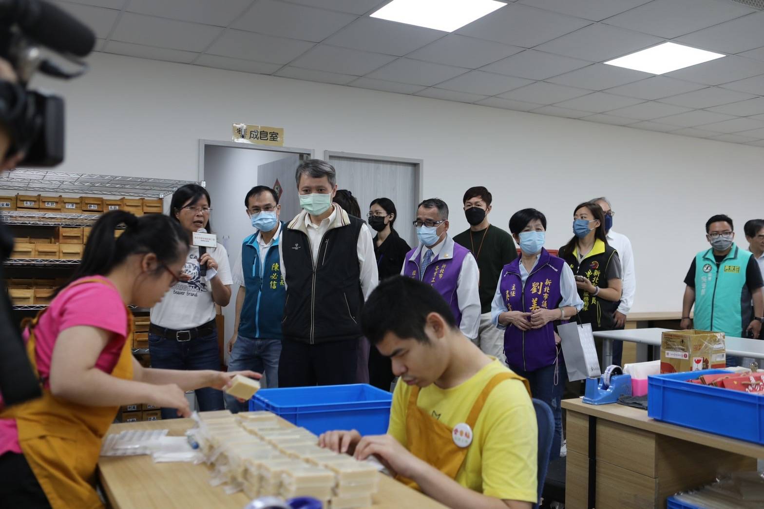 局長陳瑞嘉及貴賓們參訪庇護員工工作情形
