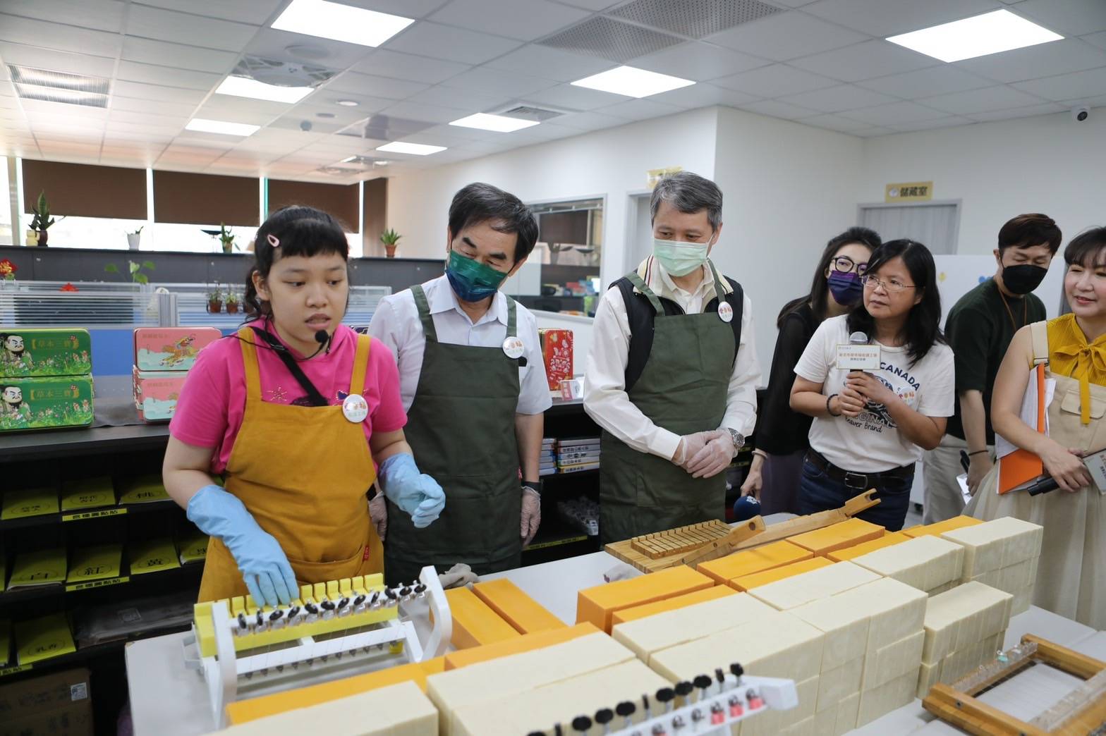 愛幸福庇護員工向局長及貴賓解說及示範手工皂切皂環節