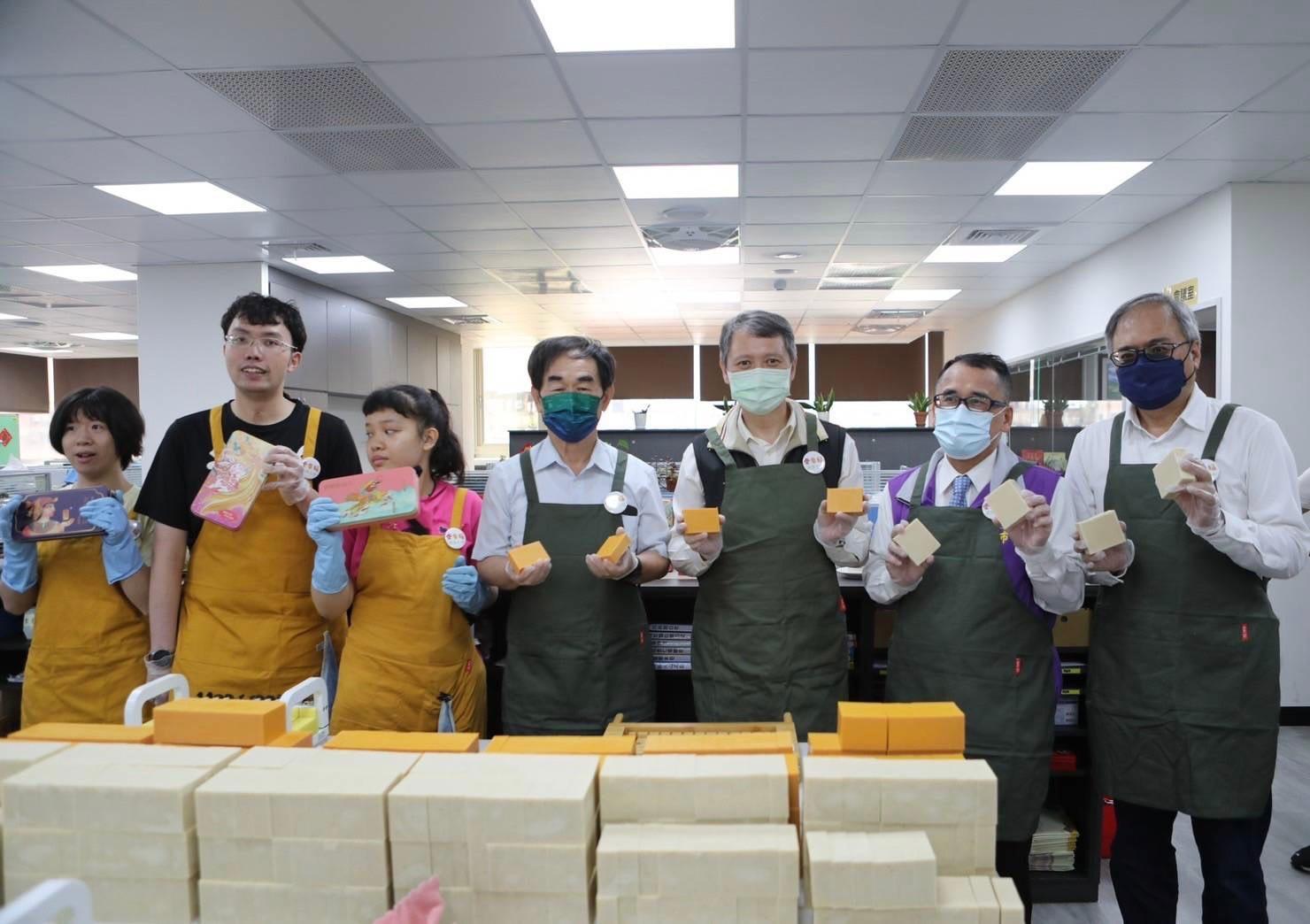 局長、貴賓及庇護員工一同展示切皂成品