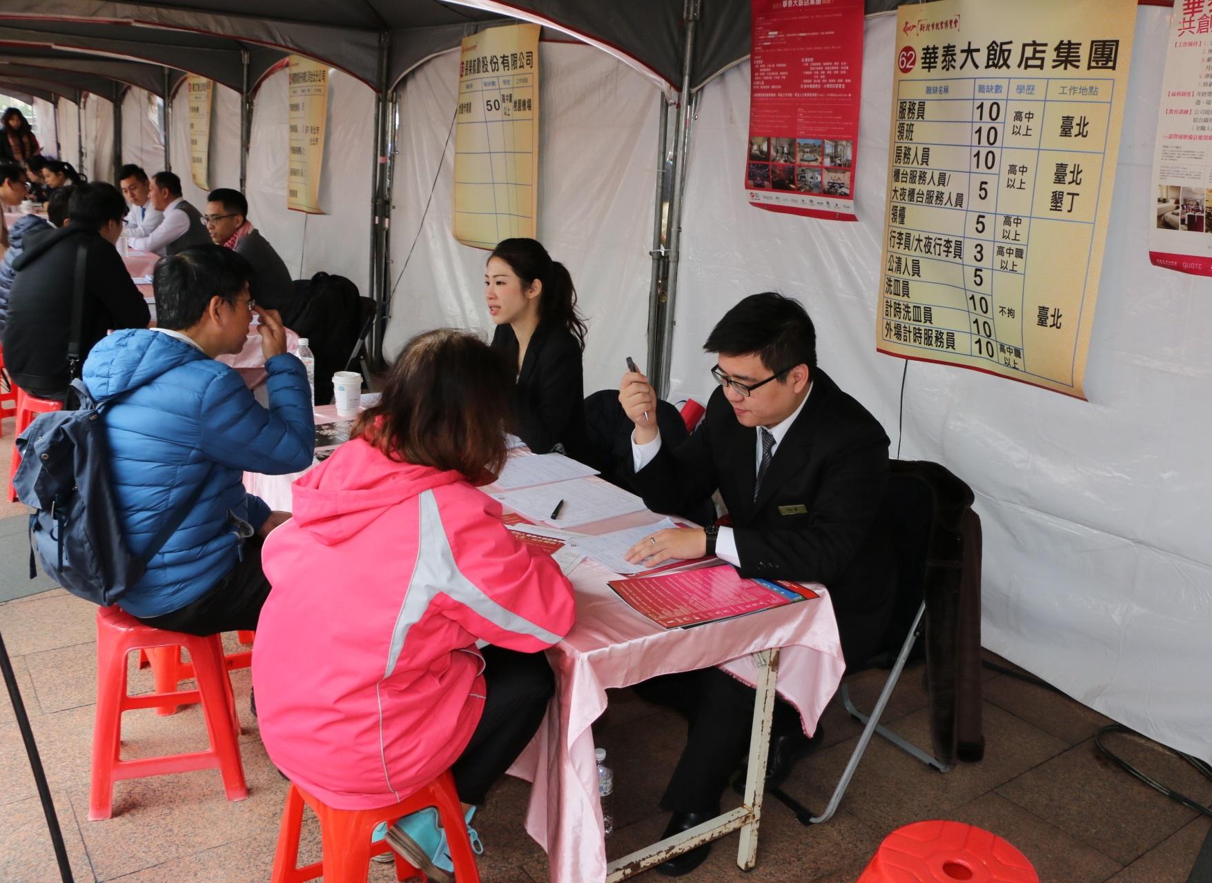 設攤廠商與民眾面試