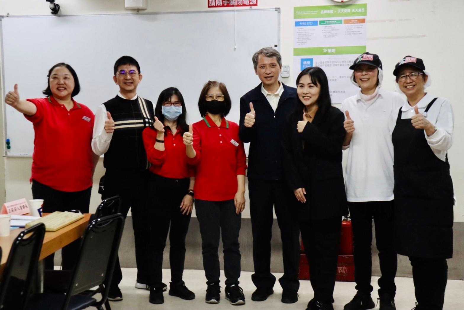 勞工局長陳瑞嘉與愛買永和店中高齡員工合影