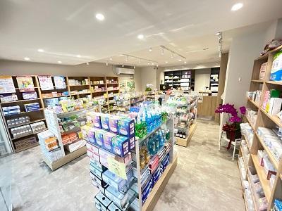 1130406-2藥局內部寬敞明亮像超市