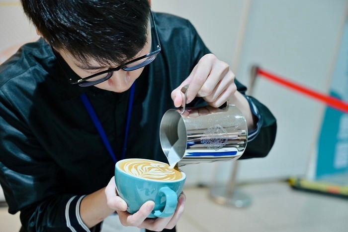 咖啡拉花選手認真神情